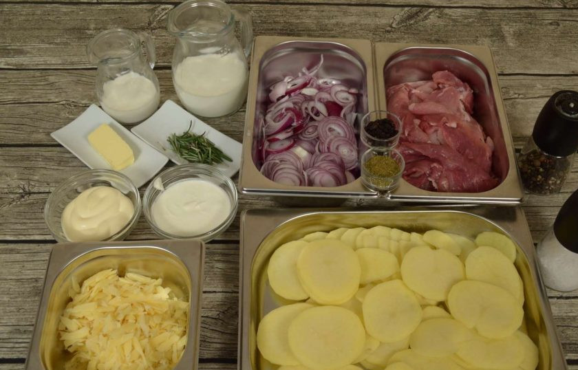 1. Этап. Французское мясо: 1. Подготовьте заранее все ингредиенты и обязательно используйте размороженное мясо. Картофель нужно нарезать кольцами. Из мяса лучше всего брать свинину - именно она в сочетании с остальными ингредиентами получается сочной и ароматной.