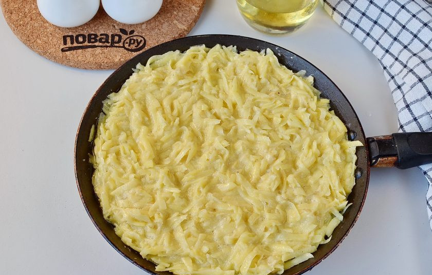 1. Этап. Большой драник на сковороде: Разогрейте сковороду с растительным маслом. Выкладывайте картофельную массу равномерно по всему периметру. Жарьте на небольшом огне, чтобы картофель хорошо подрумянился.