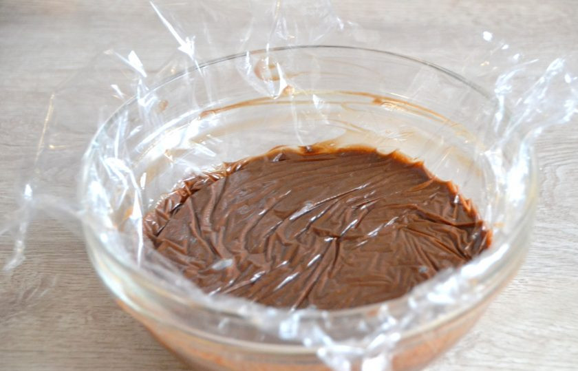 1. Этап. Апельсиновый ганаш: Размешайте до однородности, накройте пищевой пленкой 