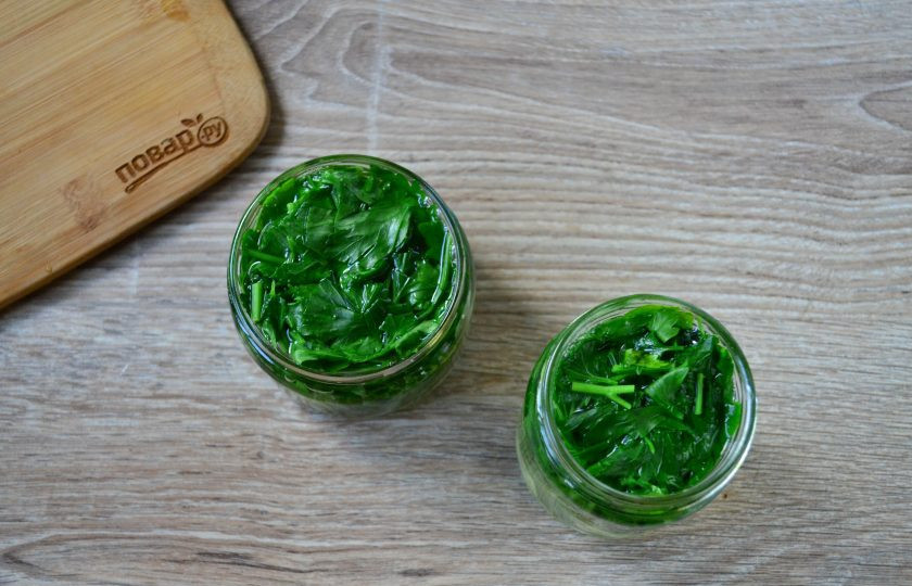 1. Этап. Маринованная петрушка: Залейте банки маринадом доверху.