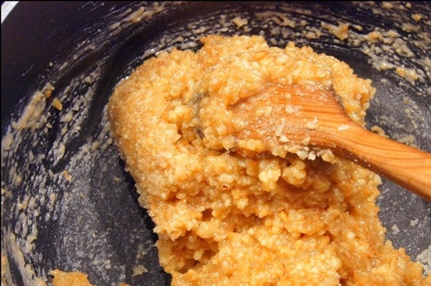 1. Этап. Итальянские конфеты: 5. Измельченные орехи высыпаем в карамельную смесь, перемешиваем до однородности, убираем с огня, остужаем. Вбиваем яйца, перемешиваем. Полученная смесь должна быть хорошенько пропитана. Отправляем все на огонь и варим до тех пор, когда масса начнет скатываться в шарики.