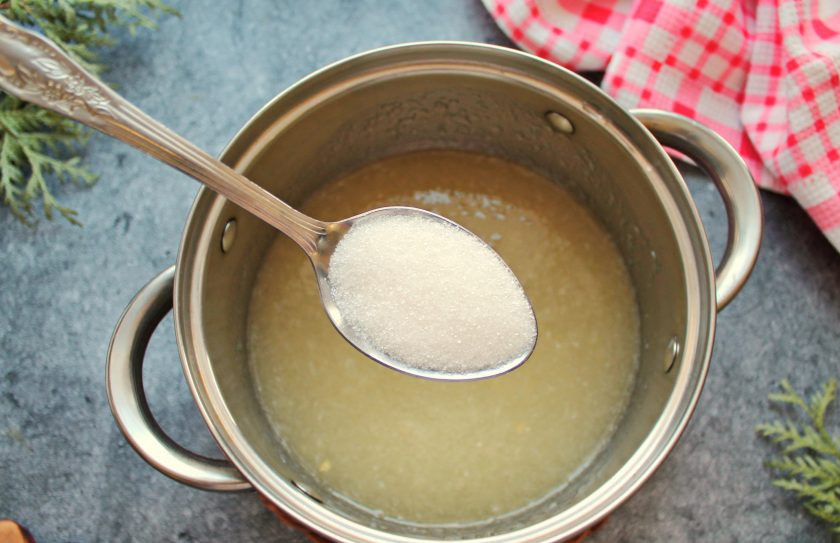 1. Этап. Желейные конфеты в шоколаде: Выложите пюре в кастрюлю с толстым дном и добавьте в пюре сахар, перемешайте.