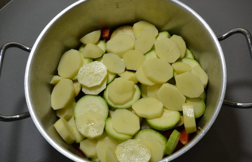 1. Этап. Думляма: Выложите сверху кружочки картофеля, посолите, поперчите.