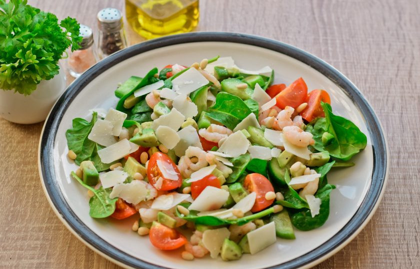 1. Этап. Салат из авокадо с креветками без майонеза: Заправьте салат оливковым маслом, солью и перцем, перемешайте и выложите на тарелку. Поверх салат посыпьте пармезаном. При желании можно добавить немного кедровых орехов.