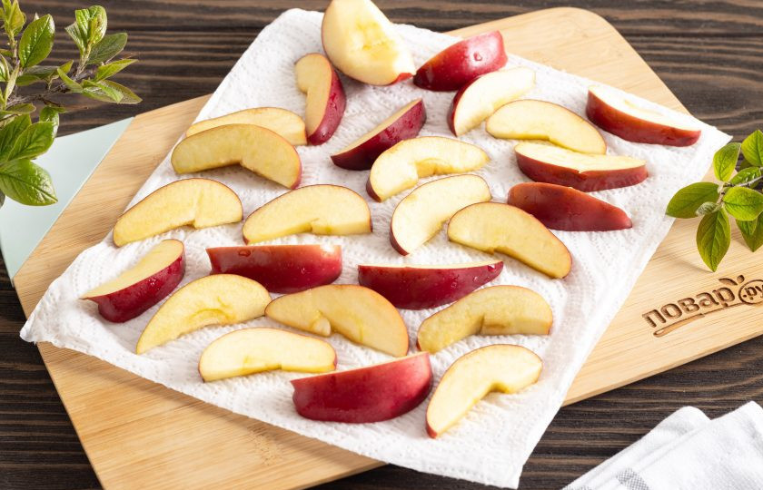 1. Этап. Как заморозить яблоки на зиму: Затем обсушите все дольки с помощью бумажных полотенец.