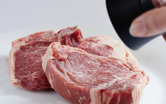 1. Этап. Стейк из лопатки мраморной говядины: 1. Вымойте стейки и выложите их на бумажное полотенце. Оботрите со всех сторон и посыпьте солью, оставьте на 40 минут при комнатной температуре.