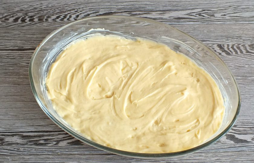 1. Этап. Пирог с бананами и киви: На бананы выложите тесто. Лучше это делать ложкой, каждый раз хорошо размазывая его. Форму с будущим пирогом поставьте в разогретую до 180 градусов духовку на 20-25 минут. Учитывайте особенности своей духовки.