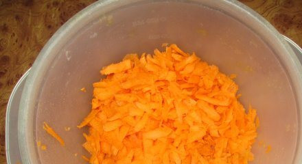 1. Этап. Ежики на сковороде: 3. Морковку тоже измельчаем. Помидор режем кусочками.