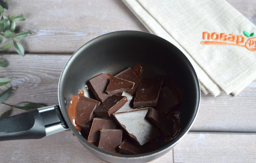 1. Этап. Конфеты Чернослив в шоколаде: 3. Шоколад растопите в сотейнике или микроволновке.