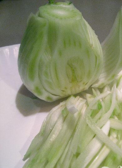 1. Этап. Салат из фенхеля с петрушкой: 2. Разрезать корень фенхеля пополам и нарезать очень тонкими ломтиками кухонным ножом или специальным слайсером.