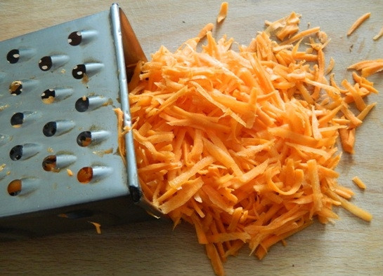 1. Этап. Французский морковный салат: 1. Морковь чистим, моем и трем на крупной терке.