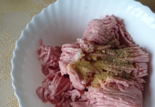 1. Этап. Мясные гнезда из фарша индейкиЗмейки: Фарш перекладываем в миску, затем солим, добавляем черный молотый перец и сухой чеснок. Все хорошо перемешать.