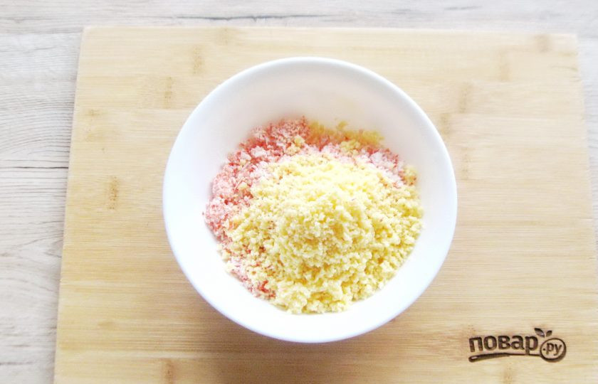 1. Этап. Яйца фаршированные крабовыми палочками и сыром: Так же измельчите сыр и добавьте в миску с крабовыми палочками.