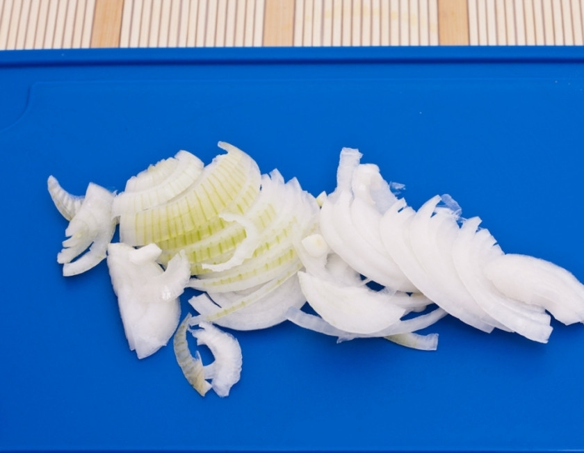 1. Этап. Суп из консервированных грибов: Лук порежьте полукольцами.