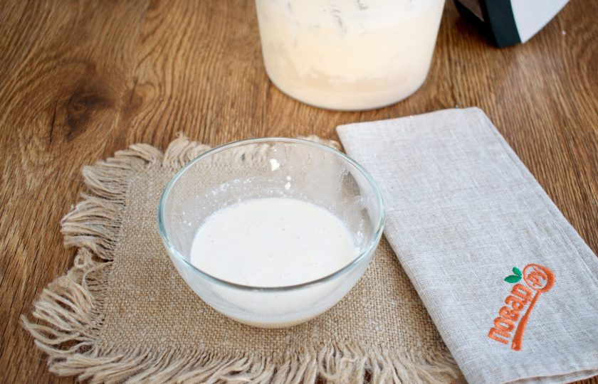 1. Этап. Масло из козьего молока: При выделении пахты, слейте ее.