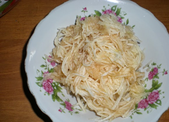 1. Этап. Пляцки львовские: Очищенное от сердцевины яблоко натираем на терке.