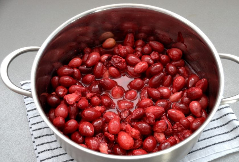 1. Этап. Сок кизиловый: После прогревания ягоды более охотно отдают сок.