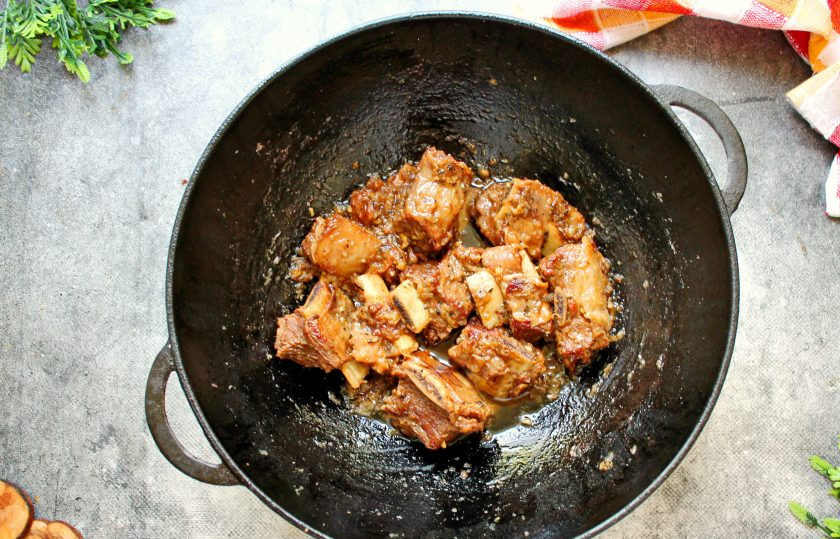 1. Этап. Говяжьи ребрышки в казане с луком: Чеснок измельчите и выложите в казан, перемешайте. Готовьте еще в течение 10-15 минут без крышки и подавайте к столу, разложив по тарелкам или в общее блюдо.