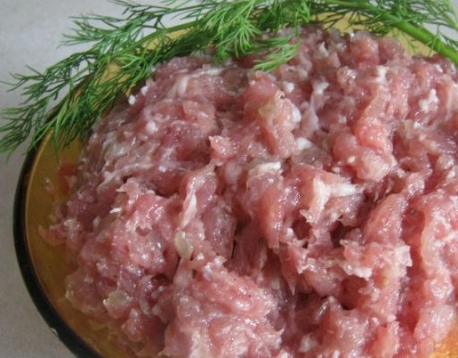 1. Этап. Мясо для пельменей: 3. Фарш тщательно вымесите. Затем его отбейте, используя для этого дно глубокой миски или разделочную доску. После этого фарш будет готов к лепке пельменей.