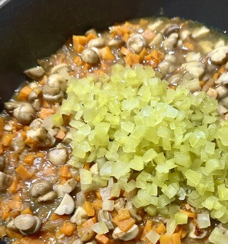 1. Этап. Солянка. Семужий бульон и прочее: Потом добавил огурцы и еще минут десять тушил в том же режиме.