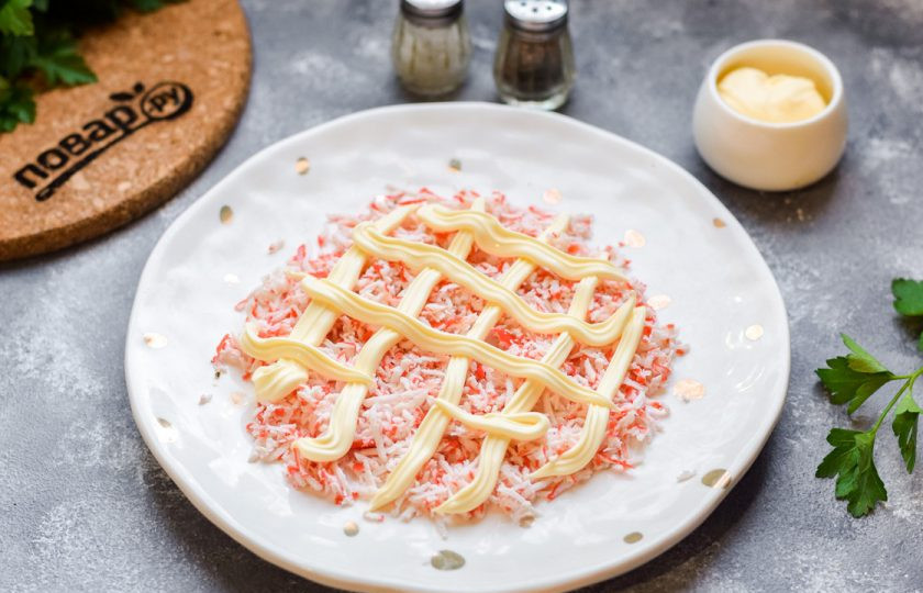 1. Этап. Тертый крабовый салат: Смажьте слой салата майонезом.