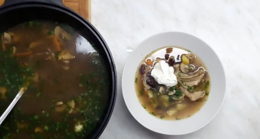 1. Этап. Грибная юшка (суп с грибами): 5. Добавьте перец, мускатный орех, смесь перцев, лавровый лист и соль, перемешайте. Далее добавьте зелень и проварите еще полминуты. Сметану можно добавить как в конце приготовления супа, так и непосредственно во время подачи. Приятного аппетита!