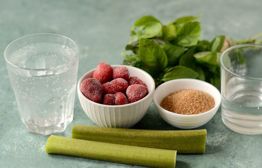 1. Этап. Лимонад из ревеня: Подготовьте все ингредиенты.