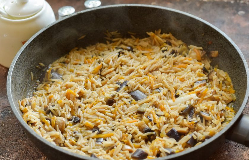 1. Этап. Овощное рагу с рисом и баклажанами: Готовьте рис под крышкой 20 минут. В конце приготовления снимите пробу.