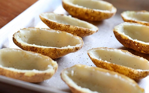 1. Этап. Брокколи с картошкой: Картофель осторожно вынуть из духовки и дать остыть. Разрезать каждый клубень вдоль напополам, чайной ложкой вынуть мякоть.