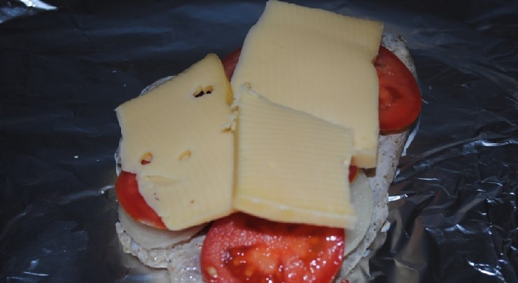 1. Этап. Рыба, запеченная в фольге в мультиварке: В конце уложите ломтики сыра.