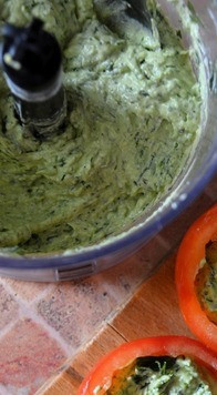 1. Этап. Фаршированные помидоры: В блендере измельчить чеснок, зелень, белый перец, подсолнечное масло и творог. Если масса получается слишком густой, добавить сок помидоров (без мякоти), который выделился при нарезании помидоров ранее. Помидоры наполнить получившейся творожной массой.