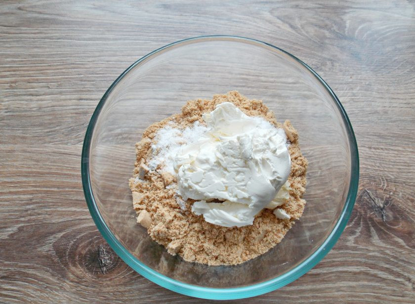 1. Этап. Кейк попсы из печенья: Положите в миску творожный сыр.