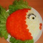 Салат Золотая рыбка Морковь 3 шт. и картофель очистите и нарежьте на кубики. Остальная морковь пойдет на украшение. Добавьте к моркови и картофелю нарезанные кубиками горбушу и лук. Посолите по вкусу и заправьте майонезом, перемешайте до однородности. Готовый салат выложите на блюдо с листьями салата в форме рыбки. Яйца натрите на мелкой терке и посыпьте часть салата где будет находиться голова. Морковь нарежьте кружочками и выложите на салат в форме чешуек, также сделайте глазик и ротик. Готовый салат поставьте в холодильник на 30 минут чтобы он пропитался. Салат Золотая рыбка с копченой горбушей получается не только очень красивым и эффектным, но и вкусным, сытным и сочным. Такой салат обязательно украсит любой праздничный стол и удивит все гостей. Горбушу в этом рецепте можете заменить на семгу или лосось, по желанию можете выкладывать салат слоями, но это более хлопотно и дольше в приготовлении.