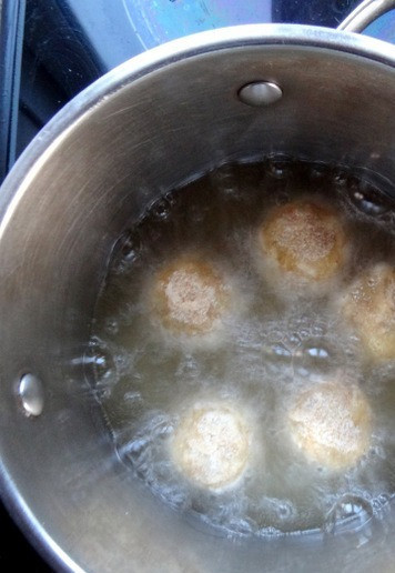 1. Этап. Картофельные шарики с тунцом: Жарить шарики в горячем масле, на среднем огне, до румяного состояния со всех сторон. Происходит это достаточно быстро. Обязательно, подавайте шарики с соусом. Я по спешке взяла кетчуп, но попробовав, поняла, что идеально подойдёт сюда соус тар-тар.