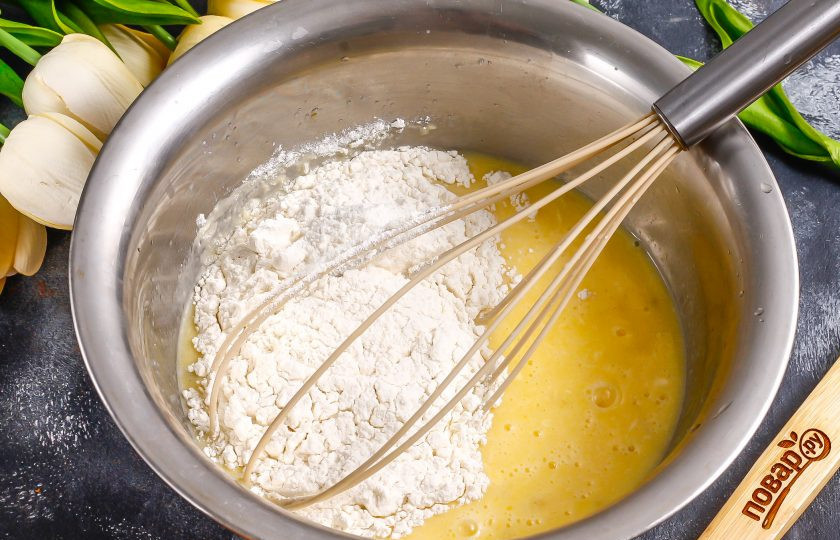 1. Этап. Капкейки с кремом Пломбир: Всыпьте пшеничную муку и разрыхлитель. Можно добавить ванильный сахар или ароматизатор. Аккуратно вмешайте их в тесто.