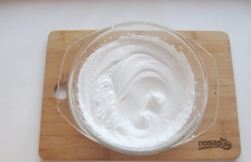 1. Этап. Щвейцарская меренга: После взбивайте 8-10 минут. Меренга постепенно будет увеличиваться в объеме и густеть. Когда белки взобьются так, что след от миксера станет четким и не будет расплываться, снимайте миску с водяной бани.