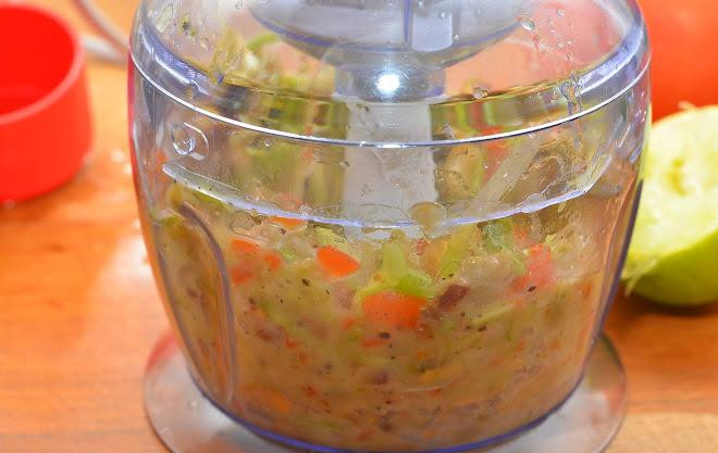 1. Этап. Салат с фисташками: Добавляем соль, перец, взбиваем еще раз - заправка должна получиться однородной.