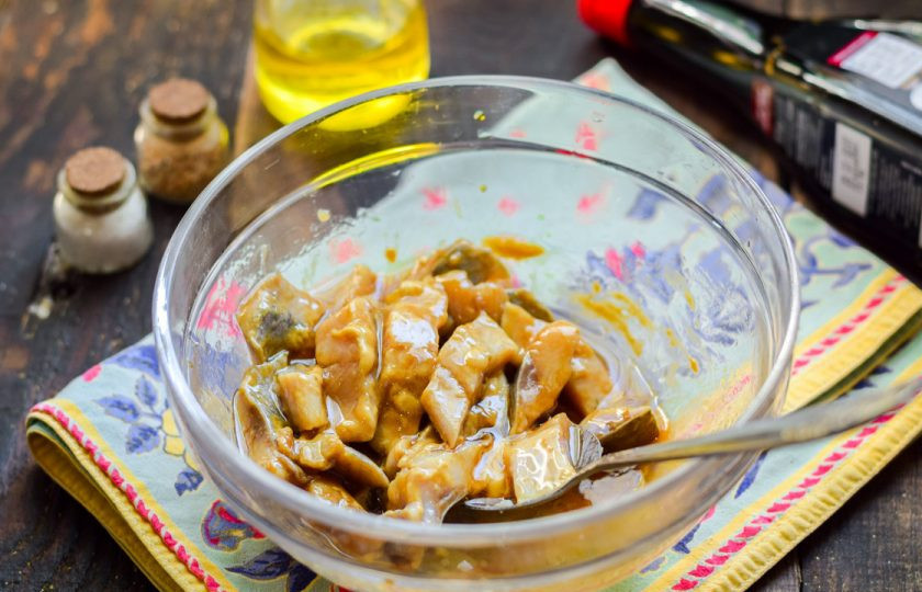 1. Этап. Селедка с картошкой в духовке: Перемешайте все и оставьте сельдь на 15 минут.