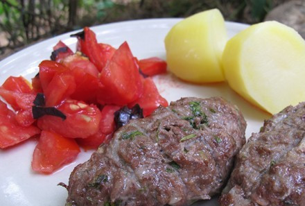 1. Этап. Люля из баранины на мангале: Подаем блюдо, как и шашлык, со свежими овощами. Приятного аппетита!