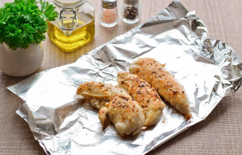 1. Этап. Теплый салат с грудкой и кабачком: В сковороде разогрейте растительное масло и обжарьте филе с каждой стороны по 4 минуты. Затем переложите кусочки филе в фольгу, хорошо запечатайте и оставьте на 15 минут.