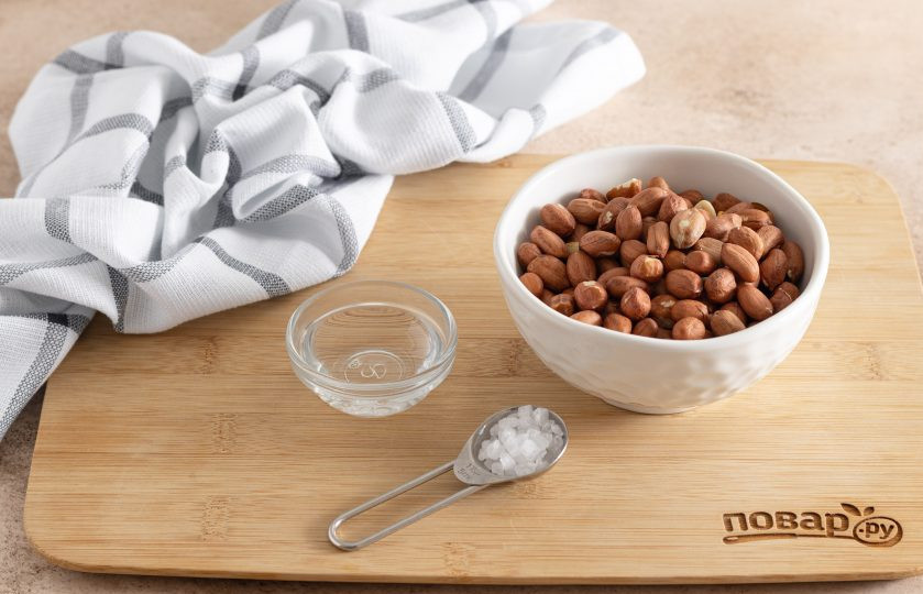 1. Этап. Арахис с солью на сковороде: Подготовьте все ингредиенты.