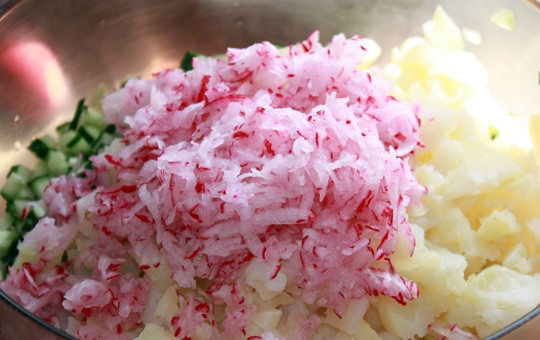 1. Этап. Холодник на квасе: Редис я тру на мелкой терке. В таком виде в холоднике он более нежным получается.