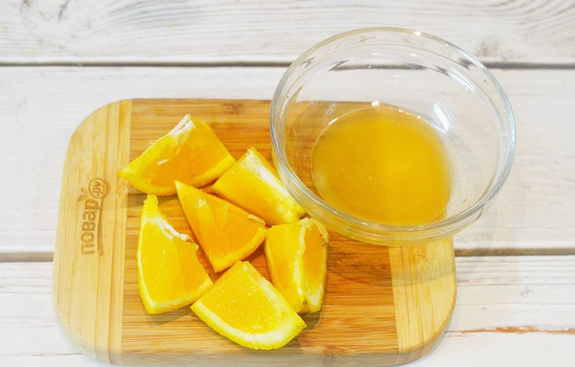 1. Этап. Шашлык из морских гребешков: 1. Из половины апельсина выжмите сок, а вторую половину нарежьте треугольничками.