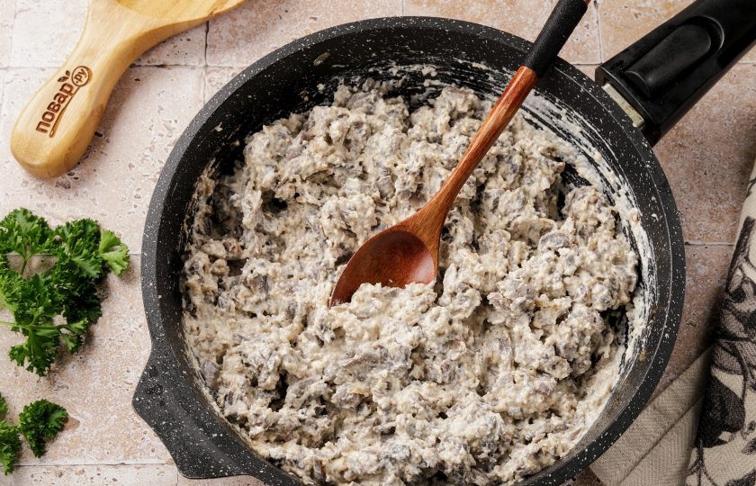 1. Этап. Рулетики из языка: Соедините их с грибами и луком и заправьте сметаной. Отрегулируйте начинку на свой вкус.