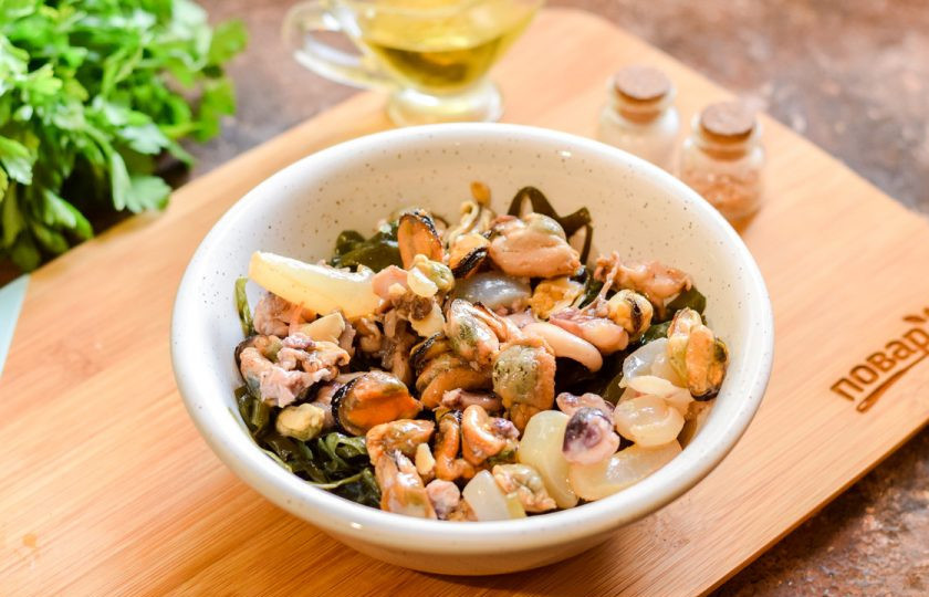 1. Этап. Салат из морской капусты и морского коктейля: Переложите в капусту маринованный морской коктейль.