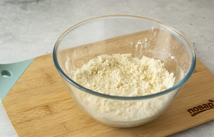 1. Этап. Индийские самосы с картошкой и горошком: Влейте постепенно воду, вымесите тесто.