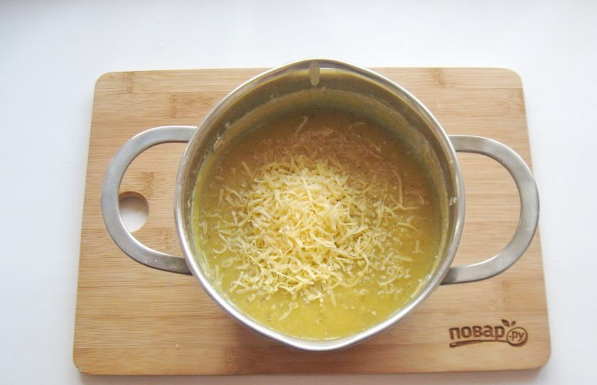 1. Этап. Запеканка из чечевицы: Охладите вареную чечевицу и добавьте тертый сыр.