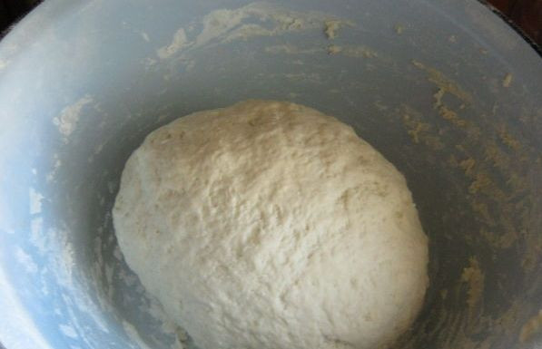 1. Этап. Домашние вареники с творогом: Муку нужно просеять, добавьте яйцо, теплую воду, немного посолите. Замесить крутое, но мягкое тесто.