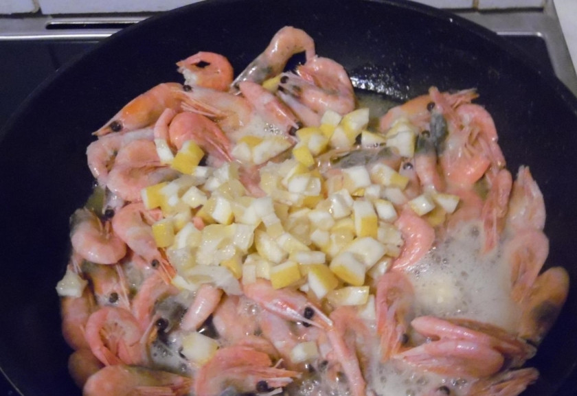 1. Этап. Креветки с чесночным соусом: 5. Добавляю в сковороду кусочки лимона, перемешиваю.