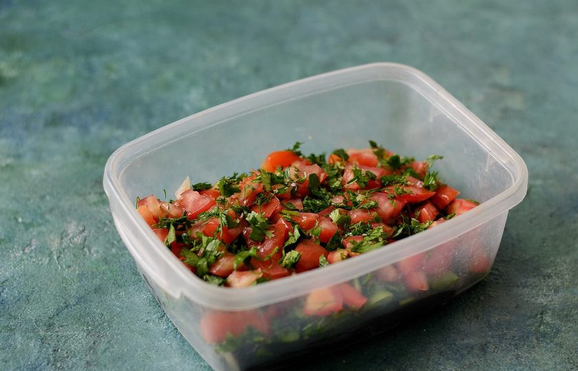 1. Этап. Турша из баклажанов: Каждый слой пересыпайте смесью из зелени, чеснока и острого перца.